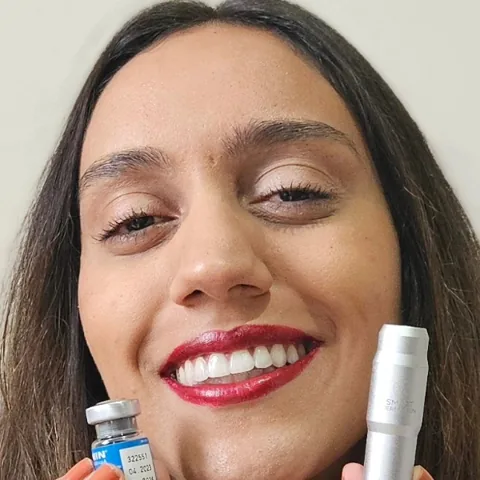 Rosto de Thayane Alves sorrindo espontaneamente