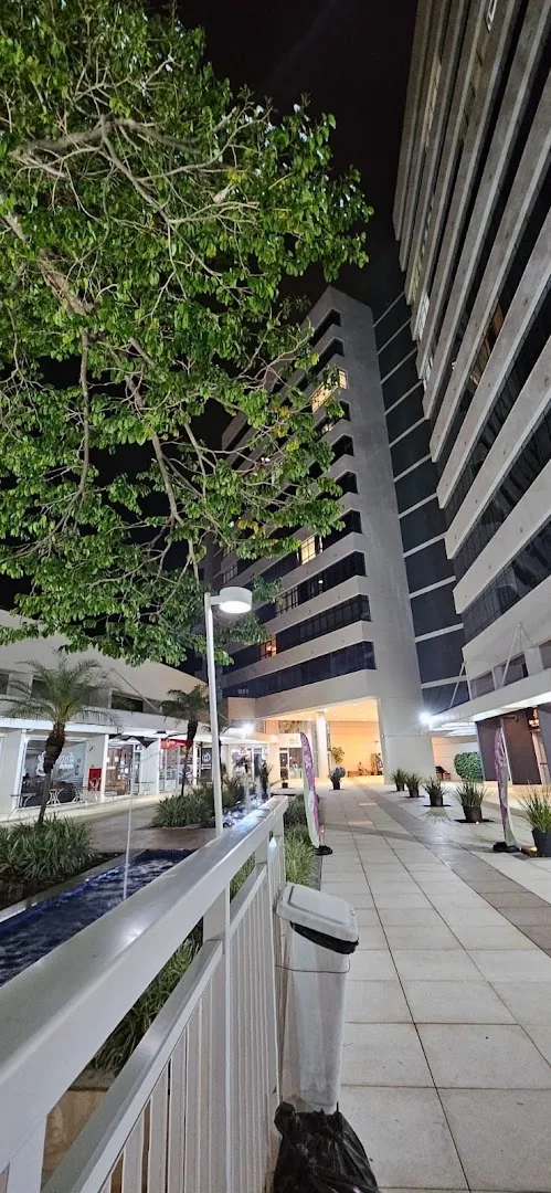 Calçada arborizada na entrada do Edifício Neo