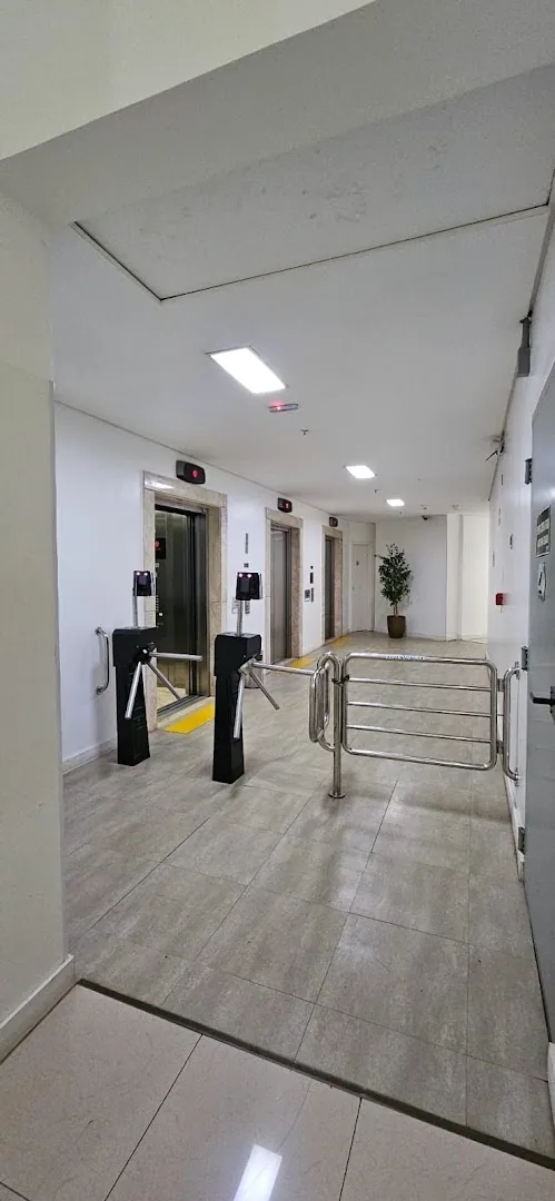 Corredor claro do Edifício Neo