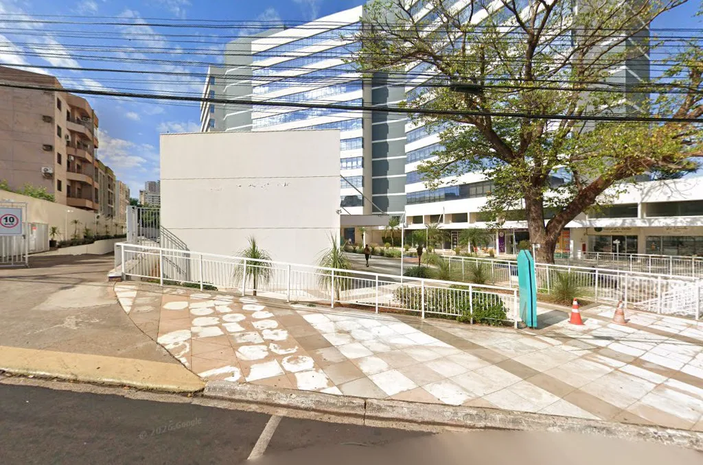 Entorno e calçada do Edifício Neo com árvores